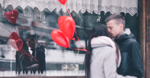Signs Of An Unhealthy Relationship: 10 Red Flags To Watch